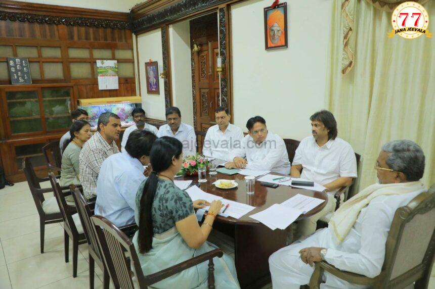 ಅಂಗನವಾಡಿ ಕೇಂದ್ರಗಳ ಉನ್ನತೀಕರಣಕ್ಕೆ ಸಿಎಂ ಸಮ್ಮತಿ: ಅಂಗನವಾಡಿಗಳಲ್ಲೆ ಎಲ್ ಕೆಜಿ, ಯುಕೆಜಿ ಆರಂಭಿಸಲು ಮುಖ್ಯಮಂತ್ರಿ ಸಹಮತ:   ಮಹಿಳಾ ಮತ್ತು ಮಕ್ಕಳ ಅಭಿವೃದ್ಧಿ ಇಲಾಖೆ ಸಚಿವೆ ಲಕ್ಷ್ಮೀ ಹೆಬ್ಬಾಳಕರ್ ಅಂಗನವಾಡಿ ಕೇಂದ್ರಗಳ ಉನ್ನತೀಕರಣಕ್ಕೆ ಸಿಎಂ ಸಮ್ಮತಿ: ಅಂಗನವಾಡಿಗಳಲ್ಲೆ ಎಲ್ ಕೆಜಿ, ಯುಕೆಜಿ ಆರಂಭಿಸಲು ಮುಖ್ಯಮಂತ್ರಿ ಸಹಮತ:   ಮಹಿಳಾ ಮತ್ತು ಮಕ್ಕಳ ಅಭಿವೃದ್ಧಿ ಇಲಾಖೆ ಸಚಿವೆ ಲಕ್ಷ್ಮೀ ಹೆಬ್ಬಾಳಕರ್