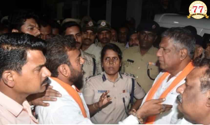 ಧಾರವಾಡದಲ್ಲಿ ಯುವಕರ ಗಲಾಟೆ: ಮೂವರಿಗೆ ಗಾಯ ಧಾರವಾಡದಲ್ಲಿ ಯುವಕರ ಗಲಾಟೆ: ಮೂವರಿಗೆ ಗಾಯ