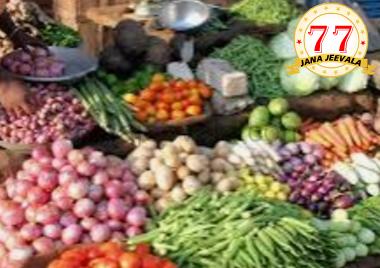 ಟೊಮೆಟೊ ₹100, ಬೀನ್ಸ್ ₹200 ತರಕಾರಿಗಳ ಬೆಲೆ ಏರಿಕೆಗೆ ಜನ ತತ್ತರ ಟೊಮೆಟೊ ₹100, ಬೀನ್ಸ್ ₹200 ತರಕಾರಿಗಳ ಬೆಲೆ ಏರಿಕೆಗೆ ಜನ ತತ್ತರ