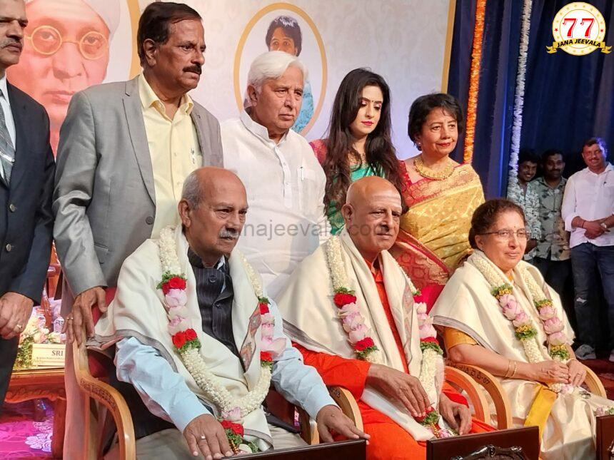 ಡಾ.ಪ್ರಭಾಕರ ಕೋರೆಯವರಿಗೆ ಡಾ.ಫ.ಗು.ಹಳಕಟ್ಟಿ ರಾಷ್ಟ್ರೀಯ ಪ್ರಶಸ್ತಿ ಪ್ರದಾನ ಡಾ.ಪ್ರಭಾಕರ ಕೋರೆಯವರಿಗೆ ಡಾ.ಫ.ಗು.ಹಳಕಟ್ಟಿ ರಾಷ್ಟ್ರೀಯ ಪ್ರಶಸ್ತಿ ಪ್ರದಾನ