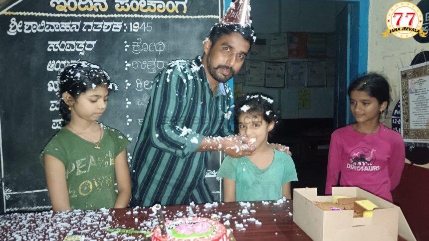 ಹುಟ್ಟುಹಬ್ಬವನ್ನು ನೆರೆಸಂತ್ರಸ್ತರ ಜೊತೆ ಆಚರಿಸಿಕೊಂಡ ಯುವಕ ಹುಟ್ಟುಹಬ್ಬವನ್ನು ನೆರೆಸಂತ್ರಸ್ತರ ಜೊತೆ ಆಚರಿಸಿಕೊಂಡ ಯುವಕ