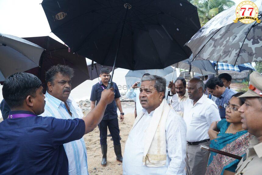 ರಣಭೀಕರ ಮಳೆ: SDRF-NDRF ಸಿಬ್ಬಂದಿ ಜೊತೆ ಚರ್ಚೆ ನಡೆಸಿದ ಸಿಎಂ: ಪತ್ರಕರ್ತರಿಗೆಲ್ಲಾ ರೇನ್ ಕೋಟ್, ರಬ್ಬರ್ ಶೂ ಕೊಟ್ಟಿದ್ದೀರಾ ಎಂಬ ಪ್ರಶ್ನೆಗೆ ಅಧಿಕಾರಿಗಳು ತಬ್ಬಿಬ್ಬು ! ರಣಭೀಕರ ಮಳೆ: SDRF-NDRF ಸಿಬ್ಬಂದಿ ಜೊತೆ ಚರ್ಚೆ ನಡೆಸಿದ ಸಿಎಂ: ಪತ್ರಕರ್ತರಿಗೆಲ್ಲಾ ರೇನ್ ಕೋಟ್, ರಬ್ಬರ್ ಶೂ ಕೊಟ್ಟಿದ್ದೀರಾ ಎಂಬ ಪ್ರಶ್ನೆಗೆ ಅಧಿಕಾರಿಗಳು ತಬ್ಬಿಬ್ಬು !