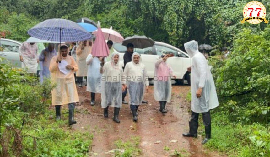 ಜಿಗಣಿ ಕಾಟಕ್ಕೆ ನಲುಗಿದ ಪ್ರವಾಹ ತಂಡದ ಅಧಿಕಾರಿಗಳು ಜಿಗಣಿ ಕಾಟಕ್ಕೆ ನಲುಗಿದ ಪ್ರವಾಹ ತಂಡದ ಅಧಿಕಾರಿಗಳು