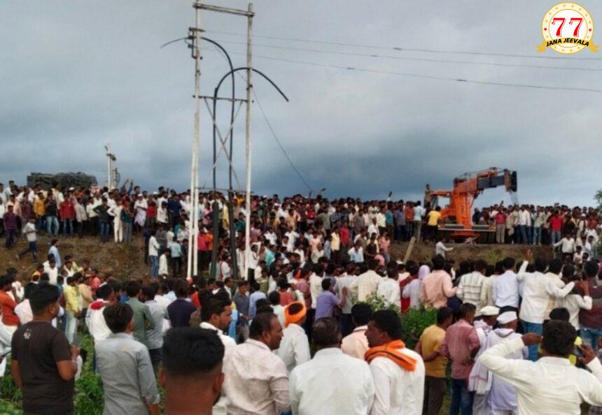 ಮಹಾರಾಷ್ಟ್ರದ ಜಲ್ನಾದಲ್ಲಿ ಜೀಪ್ ಬಾವಿಗೆ ಬಿದ್ದು 7 ಯಾತ್ರಿಕರು ಸಾವು ಮಹಾರಾಷ್ಟ್ರದ ಜಲ್ನಾದಲ್ಲಿ ಜೀಪ್ ಬಾವಿಗೆ ಬಿದ್ದು 7 ಯಾತ್ರಿಕರು ಸಾವು