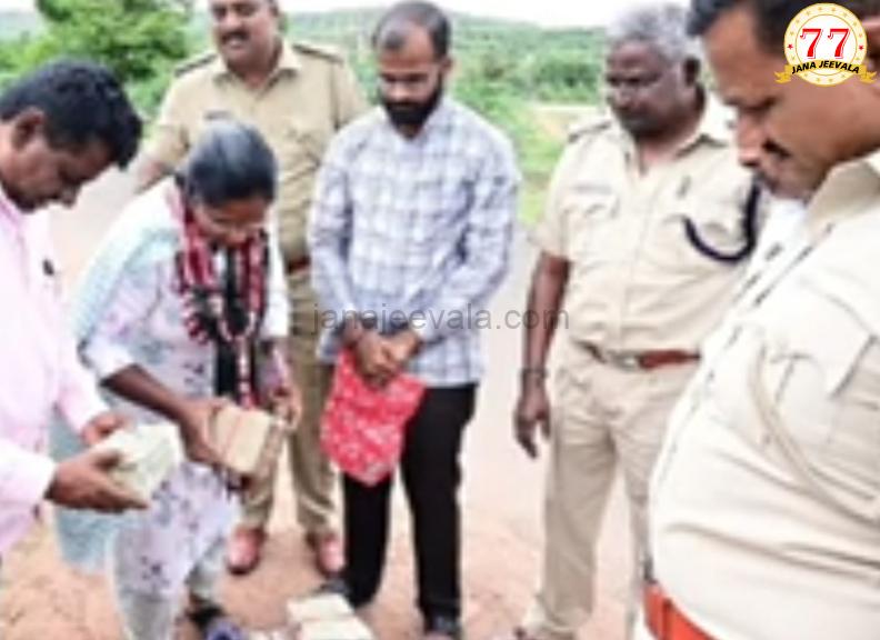 ಪೊಲೀಸರಿಗೆ ಸಿಕ್ತು ಖಚಿತ ಮಾಹಿತಿ: 1.10 ಕೋಟಿ ರೂ. ವಶಪಡಿಸಿಕೊಂಡ ಪೊಲೀಸರು ಪೊಲೀಸರಿಗೆ ಸಿಕ್ತು ಖಚಿತ ಮಾಹಿತಿ: 1.10 ಕೋಟಿ ರೂ. ವಶಪಡಿಸಿಕೊಂಡ ಪೊಲೀಸರು