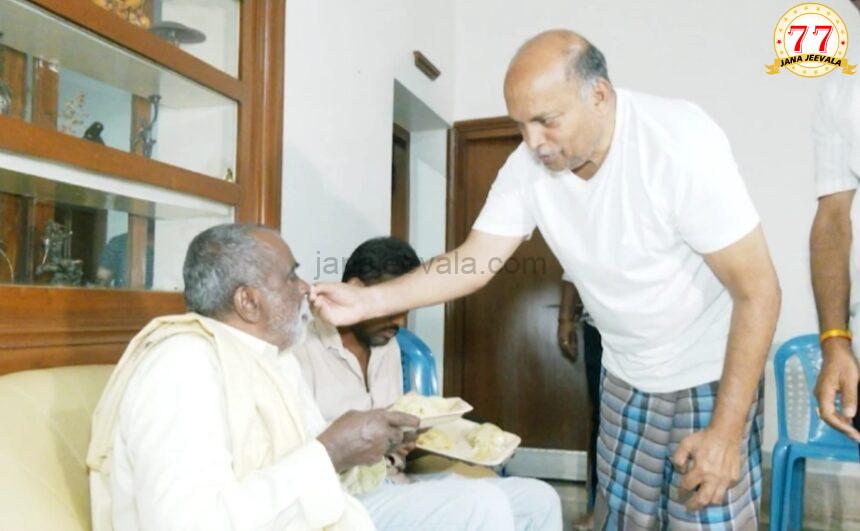 ಅವಮಾನಿಸಿದ ರೈತನನ್ನು ಮನೆಗೆ ಕರೆದು ಸನ್ಮಾನಿಸಿದ ಜಿಟಿ ಮಾಲ್ ಮಾಲಿಕ ! ಅವಮಾನಿಸಿದ ರೈತನನ್ನು ಮನೆಗೆ ಕರೆದು ಸನ್ಮಾನಿಸಿದ ಜಿಟಿ ಮಾಲ್ ಮಾಲಿಕ !