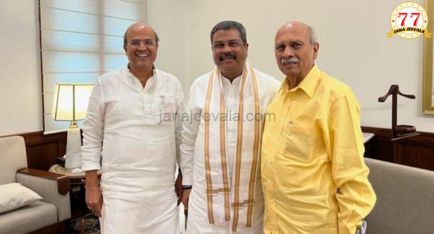 ದೆಹಲಿಯಲ್ಲಿ ಕೇಂದ್ರ ಸಚಿವರನ್ನು ಭೇಟಿಯಾಗಿ ಅಭಿನಂದಿಸಿದ ಪ್ರಭಾಕರ ಕೋರೆ, ಮಹಾಂತೇಶ ಕವಟಗಿಮಠ ದೆಹಲಿಯಲ್ಲಿ ಕೇಂದ್ರ ಸಚಿವರನ್ನು ಭೇಟಿಯಾಗಿ ಅಭಿನಂದಿಸಿದ ಪ್ರಭಾಕರ ಕೋರೆ, ಮಹಾಂತೇಶ ಕವಟಗಿಮಠ