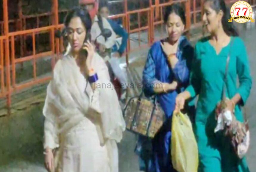 ಗಂಡನ ಬಿಡುಗಡೆಗೆ ಪ್ರಾರ್ಥಿಸಿ ದೇವಿ ದರ್ಶನ ಪಡೆದ ದರ್ಶನ್ ಪತ್ನಿ ವಿಜಯಲಕ್ಷ್ಮೀ : ವಿಶೇಷ ಪೂಜೆ ಸಲ್ಲಿಕೆ ಗಂಡನ ಬಿಡುಗಡೆಗೆ ಪ್ರಾರ್ಥಿಸಿ ದೇವಿ ದರ್ಶನ ಪಡೆದ ದರ್ಶನ್ ಪತ್ನಿ ವಿಜಯಲಕ್ಷ್ಮೀ : ವಿಶೇಷ ಪೂಜೆ ಸಲ್ಲಿಕೆ