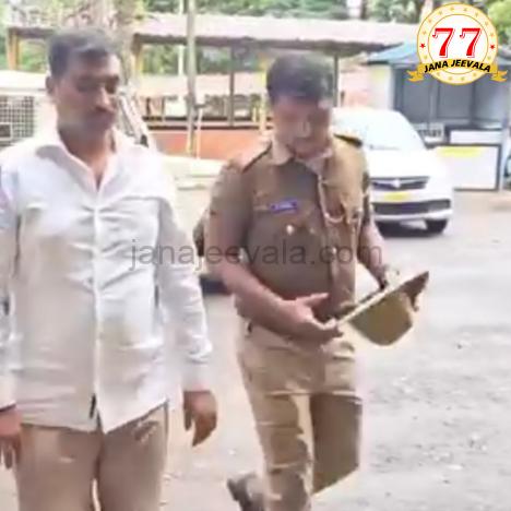 ಬೆಳಗಾವಿಯಲ್ಲಿ ನಕಲಿ CBI ಅಧಿಕಾರಿಯನ್ನು ಬಂಧಿಸಿದ ಪೊಲೀಸರು ಬೆಳಗಾವಿಯಲ್ಲಿ ನಕಲಿ CBI ಅಧಿಕಾರಿಯನ್ನು ಬಂಧಿಸಿದ ಪೊಲೀಸರು