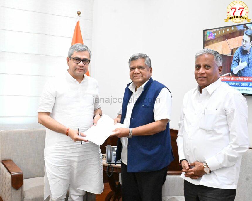 ಪ್ರಸಿದ್ದ ರೇಣುಕಾ ಯಲ್ಲಮ್ಮ ದೇವಿ ದೇವಸ್ಥಾನ ಸಂಪರ್ಕ ಕಲ್ಪಿಸುವ ಸವದತ್ತಿಗೆ ಹೊಸ ರೈಲ್ವೆ ಮಾರ್ಗ ಸರ್ವೆಗೆ ಒತ್ತಾಯಿಸಿ ರೈಲ್ವೆ ಸಚಿವರಿಗೆ ಮನವಿ ಸಲ್ಲಿಸಿದ ಸಂಸದ ಜಗದೀಶ ಶೆಟ್ಟರ್ ಪ್ರಸಿದ್ದ ರೇಣುಕಾ ಯಲ್ಲಮ್ಮ ದೇವಿ ದೇವಸ್ಥಾನ ಸಂಪರ್ಕ ಕಲ್ಪಿಸುವ ಸವದತ್ತಿಗೆ ಹೊಸ ರೈಲ್ವೆ ಮಾರ್ಗ ಸರ್ವೆಗೆ ಒತ್ತಾಯಿಸಿ ರೈಲ್ವೆ ಸಚಿವರಿಗೆ ಮನವಿ ಸಲ್ಲಿಸಿದ ಸಂಸದ ಜಗದೀಶ ಶೆಟ್ಟರ್