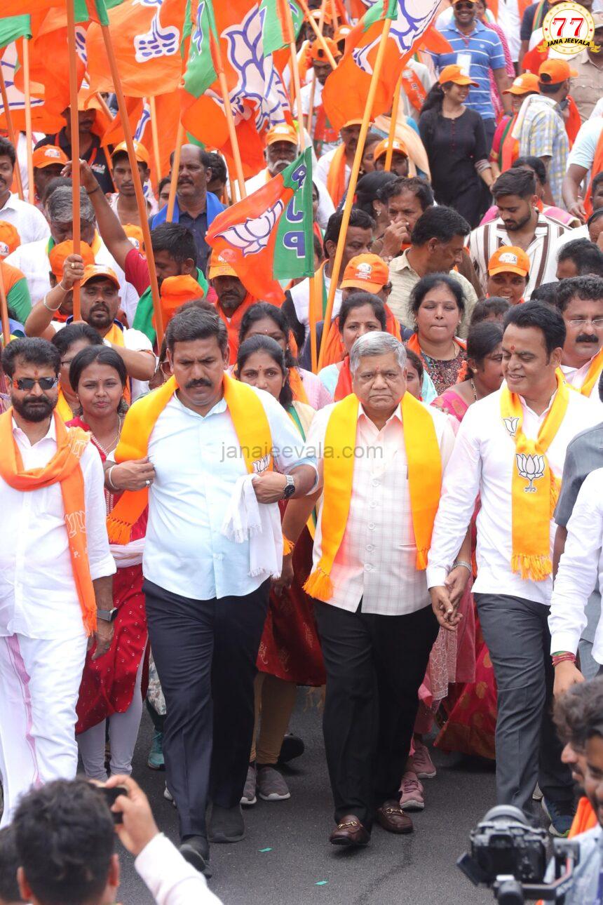 ಪಾದಯಾತ್ರೆಯಲ್ಲಿ ಗಮನಸೆಳೆದ ಬೆಳಗಾವಿ ಸಂಸದರು ಪಾದಯಾತ್ರೆಯಲ್ಲಿ ಗಮನಸೆಳೆದ ಬೆಳಗಾವಿ ಸಂಸದರು