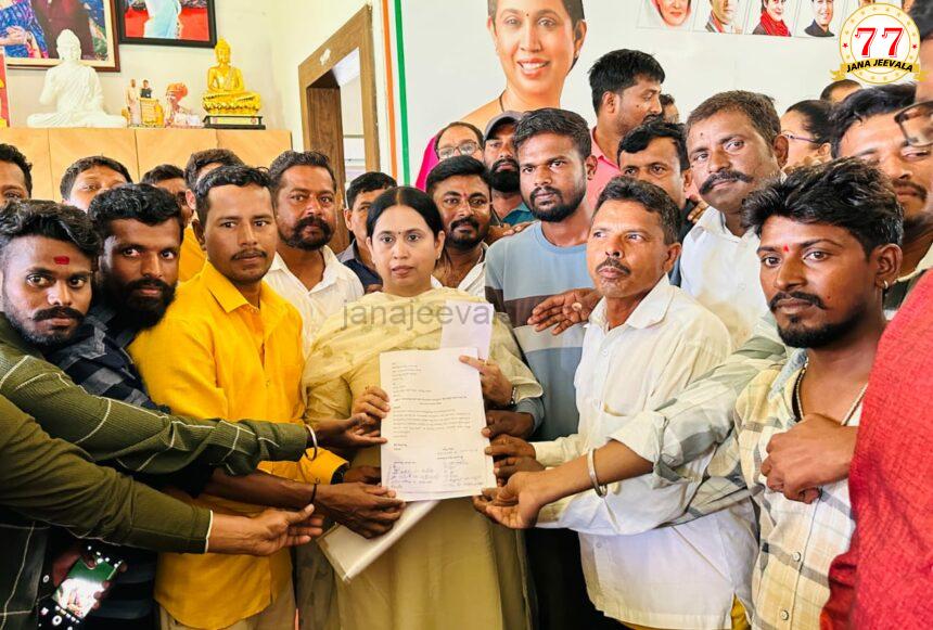 ಅಹವಾಲು ಸಲ್ಲಿಸಲು ಸಾಲು ಸಾಲು ಜನ: ಊಟ ಬಿಟ್ಟು ಸ್ಪಂದಿಸಿದ ಸಚಿವೆ ಲಕ್ಷ್ಮೀ ಹೆಬ್ಬಾಳಕರ್ ಅಹವಾಲು ಸಲ್ಲಿಸಲು ಸಾಲು ಸಾಲು ಜನ: ಊಟ ಬಿಟ್ಟು ಸ್ಪಂದಿಸಿದ ಸಚಿವೆ ಲಕ್ಷ್ಮೀ ಹೆಬ್ಬಾಳಕರ್