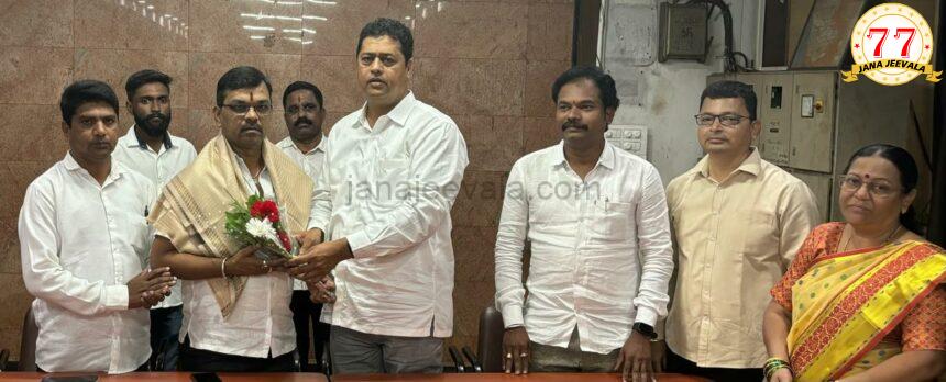 ಮರಾಠಾ ಸಮಾಜದ ಮಹತ್ವದ ಸಭೆ : ಸಮಾಜದ ಅಭಿವೃದ್ದಿಗೆ ಹೋರಾಟ ಅಗತ್ಯ-ಕಿರಣ ಜಾಧವ ಮರಾಠಾ ಸಮಾಜದ ಮಹತ್ವದ ಸಭೆ : ಸಮಾಜದ ಅಭಿವೃದ್ದಿಗೆ ಹೋರಾಟ ಅಗತ್ಯ-ಕಿರಣ ಜಾಧವ