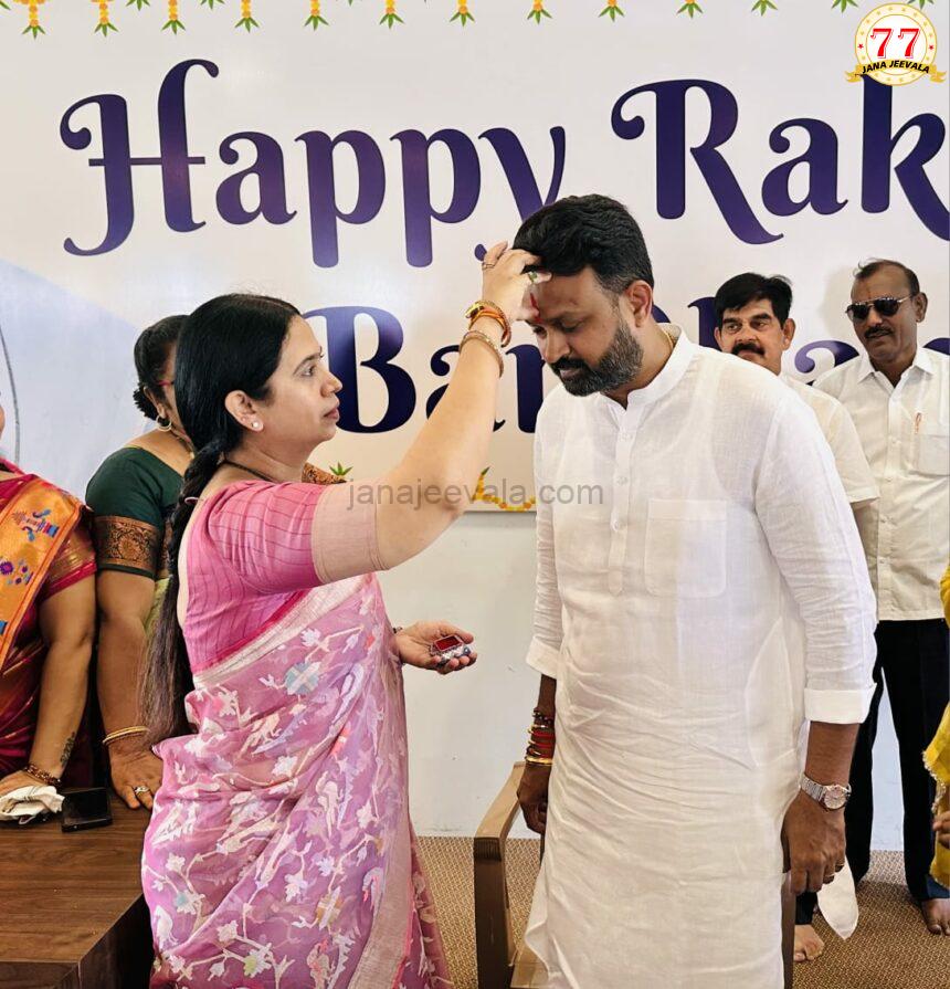 ಸಚಿವರ ಕಚೇರಿಯಲ್ಲಿ ಕಳೆಗಟ್ಟಿದ ರಕ್ಷಾ ಬಂಧನದ ಸಂಭ್ರಮ : ಸಹೋದರರಿಂದ ಸಚಿವೆಗೆ ರಕ್ಷೆಯ ಹಾರೈಕೆ-ಅಣ್ಣ-ತಮ್ಮಂದಿರಿಗೆ ರಾಕಿ ಕಟ್ಟಿ, ಶುಭ ಕೋರಿದ ಲಕ್ಷ್ಮೀ ಹೆಬ್ಬಾಳಕರ ಸಚಿವರ ಕಚೇರಿಯಲ್ಲಿ ಕಳೆಗಟ್ಟಿದ ರಕ್ಷಾ ಬಂಧನದ ಸಂಭ್ರಮ : ಸಹೋದರರಿಂದ ಸಚಿವೆಗೆ ರಕ್ಷೆಯ ಹಾರೈಕೆ-ಅಣ್ಣ-ತಮ್ಮಂದಿರಿಗೆ ರಾಕಿ ಕಟ್ಟಿ, ಶುಭ ಕೋರಿದ ಲಕ್ಷ್ಮೀ ಹೆಬ್ಬಾಳಕರ