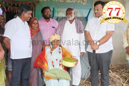 ಗೃಹಲಕ್ಷ್ಮೀ ಹಣದಿಂದ ಊರಿಗೆ ಹೋಳಿಗೆ ಊಟ ಹಾಕಿಸಿದ ಅಜ್ಜಿಗೆ ಸಚಿವರ ಮೆಚ್ಚುಗೆ-ದೂರವಾಣಿ ಮೂಲಕ ಸಂತಸ ಹಂಚಿಕೊಂಡ ಲಕ್ಷ್ಮೀ-ಅಜ್ಜಿಗೆ ರೇಷ್ಮೆ ಸೀರೆ ಕಳುಹಿಸಿಕೊಟ್ಟ ಸಚಿವರು