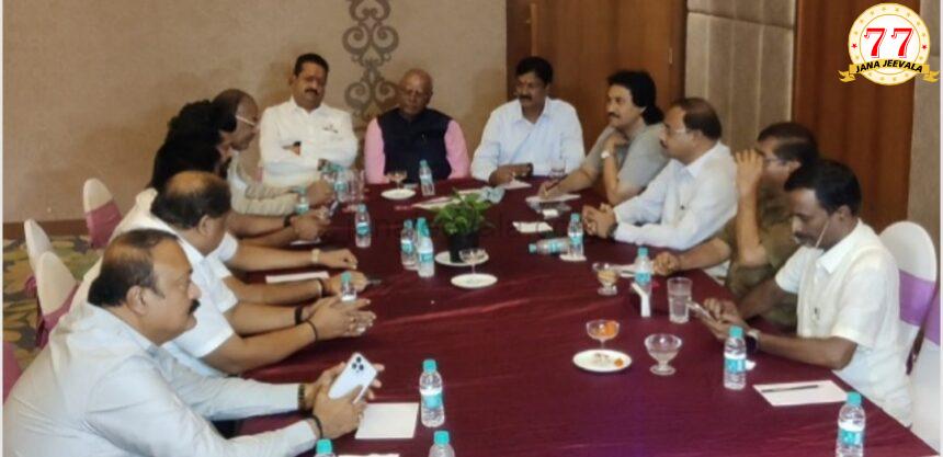 ಮೈಸೂರು ಆಯ್ತು, ಈಗ ಗಣಿನಾಡಿನತ್ತ ಮತ್ತೊಂದು ಪಾದಯಾತ್ರೆ; ಯತ್ನಾಳ, ಜಾರಕಿಹೊಳಿ ನೇತೃತ್ವ ಮೈಸೂರು ಆಯ್ತು, ಈಗ ಗಣಿನಾಡಿನತ್ತ ಮತ್ತೊಂದು ಪಾದಯಾತ್ರೆ; ಯತ್ನಾಳ, ಜಾರಕಿಹೊಳಿ ನೇತೃತ್ವ