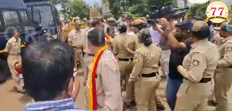 ರಾಯಣ್ಣ ನಾಮಫಲಕ, ಪ್ರತಿಮೆ ಪ್ರತಿಷ್ಠಾಪಿಸಲು ಬೇಡಿಕೆ : ಉಚಗಾವಿಗೆ ನುಗ್ಗಲು ಕನ್ನಡಿಗರ ಯತ್ನ ರಾಯಣ್ಣ ನಾಮಫಲಕ, ಪ್ರತಿಮೆ ಪ್ರತಿಷ್ಠಾಪಿಸಲು ಬೇಡಿಕೆ : ಉಚಗಾವಿಗೆ ನುಗ್ಗಲು ಕನ್ನಡಿಗರ ಯತ್ನ