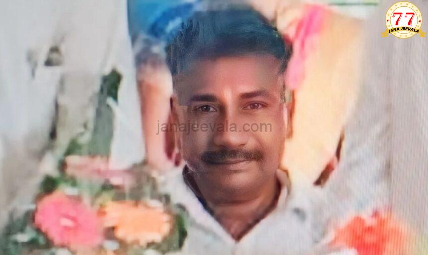 ಬೈಕ್ನಲ್ಲಿ ಹೋಗುತ್ತಿದ್ದ ವ್ಯಕ್ತಿಯನ್ನು ನಡು ರಸ್ತೆಯಲ್ಲೇ ಮಾರಕಾಸ್ತ್ರಗಳಿಂದ ಕೊಚ್ಚಿ ಕೊಲೆ ಬೈಕ್ನಲ್ಲಿ ಹೋಗುತ್ತಿದ್ದ ವ್ಯಕ್ತಿಯನ್ನು ನಡು ರಸ್ತೆಯಲ್ಲೇ ಮಾರಕಾಸ್ತ್ರಗಳಿಂದ ಕೊಚ್ಚಿ ಕೊಲೆ