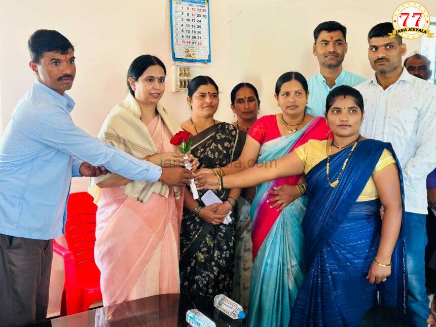 ಸಚಿವರ ನಡೆ ಜನರ ಮನೆ ಬಾಗಿಲ ಕಡೆ: ಹಳ್ಳಿ ಹಳ್ಳಿಗೆ ತೆರಳಿ ಸಮಸ್ಯೆ ಆಲಿಕೆ-ಲಕ್ಷ್ಮೀ ಹೆಬ್ಬಾಳಕರ್ ಅವರಿಂದ ಹೊಸ ಸಂಪ್ರದಾಯಕ್ಕೆ ನಾಂದಿ;ಶಾಲೆಗಳಲ್ಲಿ ಕೊಠಡಿ ನಿರ್ಮಾಣಕ್ಕೆ 5 ಕೋಟಿ ರೂಪಾಯಿ ಸಚಿವರ ನಡೆ ಜನರ ಮನೆ ಬಾಗಿಲ ಕಡೆ: ಹಳ್ಳಿ ಹಳ್ಳಿಗೆ ತೆರಳಿ ಸಮಸ್ಯೆ ಆಲಿಕೆ-ಲಕ್ಷ್ಮೀ ಹೆಬ್ಬಾಳಕರ್ ಅವರಿಂದ ಹೊಸ ಸಂಪ್ರದಾಯಕ್ಕೆ ನಾಂದಿ;ಶಾಲೆಗಳಲ್ಲಿ ಕೊಠಡಿ ನಿರ್ಮಾಣಕ್ಕೆ 5 ಕೋಟಿ ರೂಪಾಯಿ