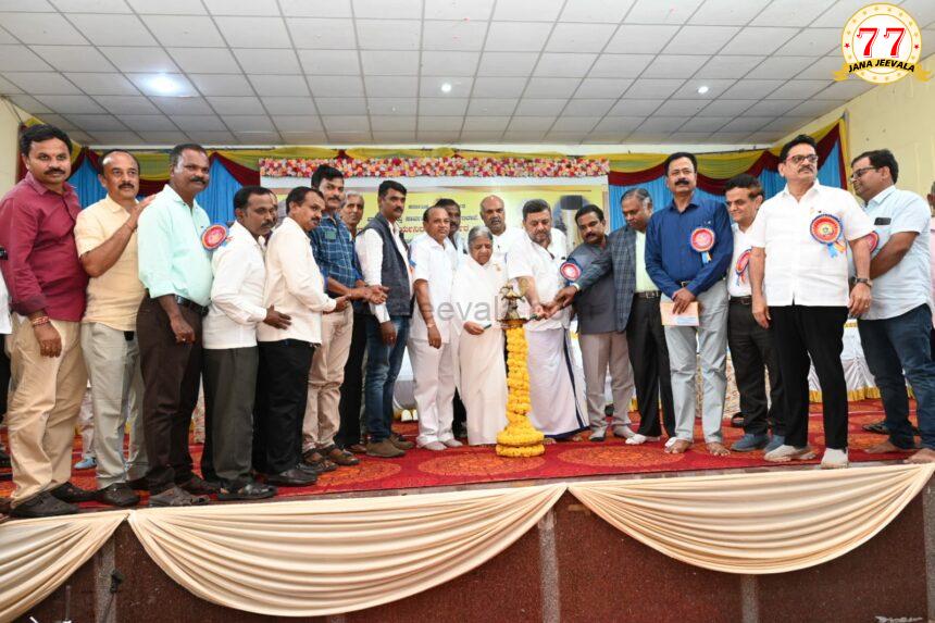 ಪತ್ರಕರ್ತರು ಹಾರ್ಡ್ ವೇರ್ ಇದ್ದಂತೆ-ಕಾಲಕಾಲಕ್ಕೆ ಸಾಫ್ಟ್ ವೇರ್ ಅಳವಡಿಸಿಕೊಳ್ಳುವ ಸವಾಲು ನಮ್ಮೆದುರಿಗಿದೆ: ನಮ್ಮನ್ನು ನಾವು ಹೊಸ ವೇಗಕ್ಕೆ, ಹೊಸ ಸ್ವರೂಪಕ್ಕೆ update ಮಾಡಿಕೊಳ್ಳಬೇಕಿದೆ: ಕೆವಿಪಿ ಪತ್ರಕರ್ತರು ಹಾರ್ಡ್ ವೇರ್ ಇದ್ದಂತೆ-ಕಾಲಕಾಲಕ್ಕೆ ಸಾಫ್ಟ್ ವೇರ್ ಅಳವಡಿಸಿಕೊಳ್ಳುವ ಸವಾಲು ನಮ್ಮೆದುರಿಗಿದೆ: ನಮ್ಮನ್ನು ನಾವು ಹೊಸ ವೇಗಕ್ಕೆ, ಹೊಸ ಸ್ವರೂಪಕ್ಕೆ update ಮಾಡಿಕೊಳ್ಳಬೇಕಿದೆ: ಕೆವಿಪಿ