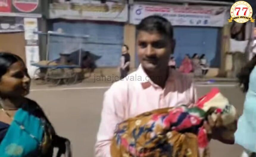 ಮಗುವಿಗೆ ಹುಷಾರಿಲ್ಲ ಎಂದರೂ ಆಸ್ಪತ್ರೆಗೆ ಹೋಗಲು ಪೊಲೀಸರು ಬಿಡಲೇ ಇಲ್ಲ ಮಗುವಿಗೆ ಹುಷಾರಿಲ್ಲ ಎಂದರೂ ಆಸ್ಪತ್ರೆಗೆ ಹೋಗಲು ಪೊಲೀಸರು ಬಿಡಲೇ ಇಲ್ಲ