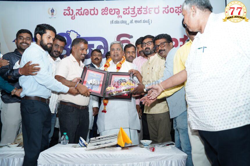 ಫೇಕ್ ನ್ಯೂಸ್ ಸೃಷ್ಟಿಕರ್ತರಿಗೆ ಬಿಗ್ ಶಾಕ್ ನೀಡಿದ ಸಿಎಂ ಫೇಕ್ ನ್ಯೂಸ್ ಸೃಷ್ಟಿಕರ್ತರಿಗೆ ಬಿಗ್ ಶಾಕ್ ನೀಡಿದ ಸಿಎಂ