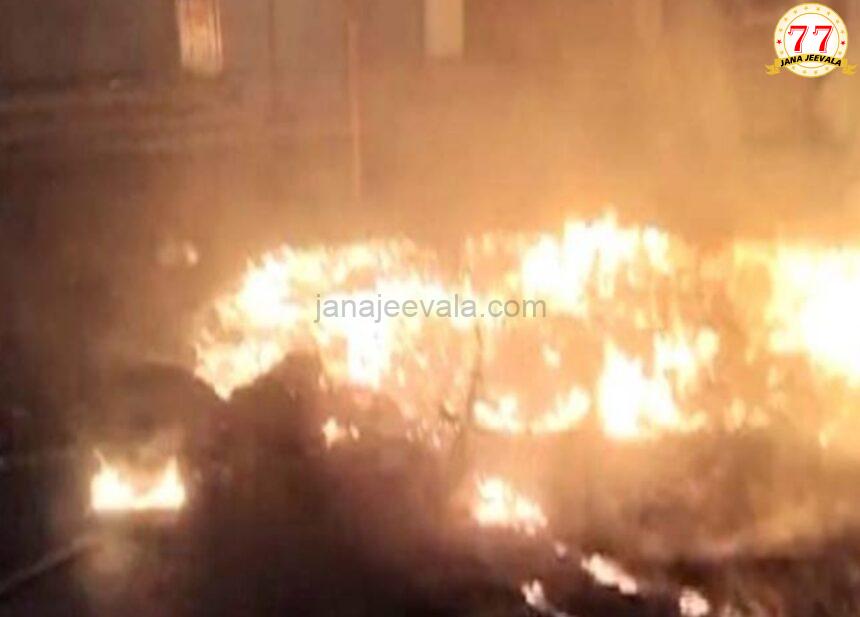 ಗಣೇಶ ವಿಸರ್ಜನೆ ವೇಳೆ ಕೋಮುಗಲಭೆ :ಶಾಲಾ-ಕಾಲೇಜುಗಳಿಗೆ ರಜೆ ಘೋಷಣೆ ಗಣೇಶ ವಿಸರ್ಜನೆ ವೇಳೆ ಕೋಮುಗಲಭೆ :ಶಾಲಾ-ಕಾಲೇಜುಗಳಿಗೆ ರಜೆ ಘೋಷಣೆ