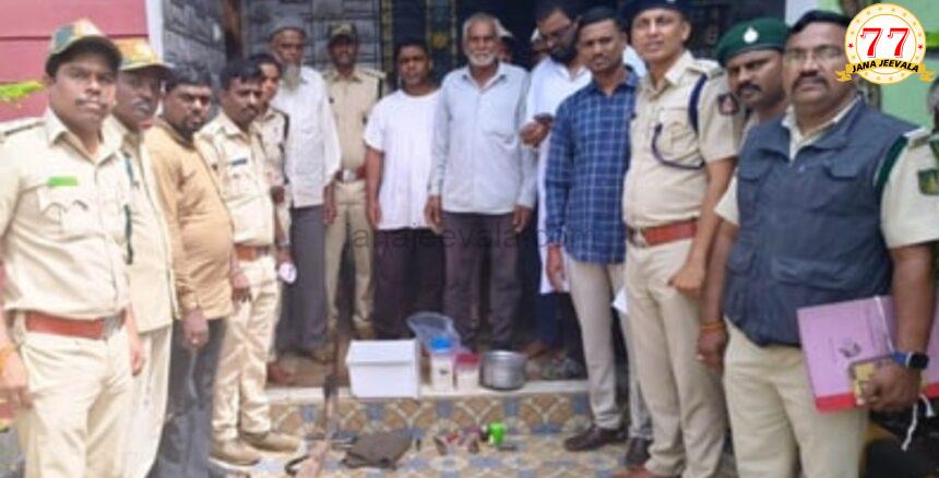 ಮನೆಯಲ್ಲೇ ಕಾಡುಕೋಣದ ಮಾಂಸ, ಜಿಂಕೆ ಕೊಂಬು ಇಟ್ಟುಕೊಂಡಿದ್ದ ಇಬ್ಬರ ಬಂಧನ ಮನೆಯಲ್ಲೇ ಕಾಡುಕೋಣದ ಮಾಂಸ, ಜಿಂಕೆ ಕೊಂಬು ಇಟ್ಟುಕೊಂಡಿದ್ದ ಇಬ್ಬರ ಬಂಧನ