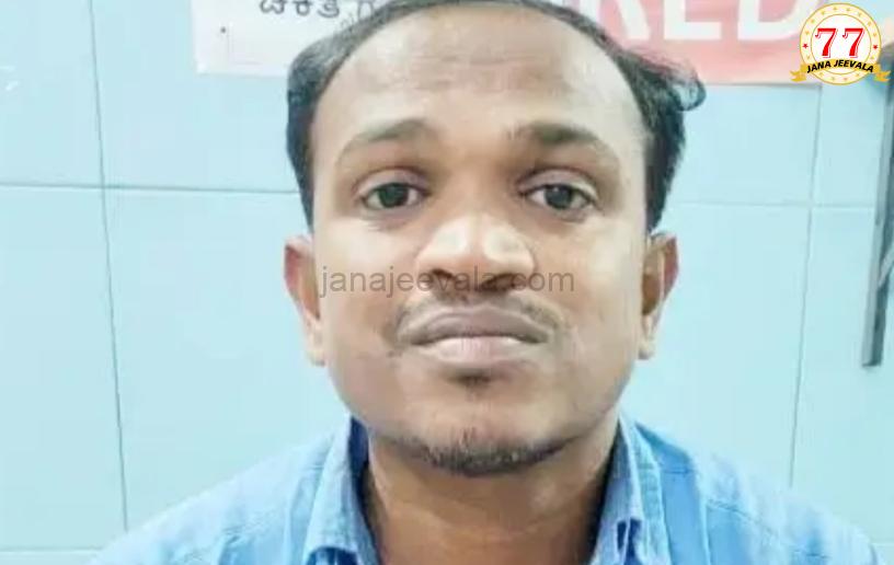 ಚಿಕ್ಕೋಡಿ ಶಾಲೆಯಲ್ಲಿ ವಿದ್ಯಾರ್ಥಿನಿಯರ ಅಶ್ಲೀಲ ಫೋಟೋ ಸೆರೆಹಿಡಿಯುತ್ತಿದ್ದ ವಿಕೃತಿ ಶಿಕ್ಷಕ ಶಿಗ್ಗಾಂವಿ ಮೂಲದವನು ಚಿಕ್ಕೋಡಿ ಶಾಲೆಯಲ್ಲಿ ವಿದ್ಯಾರ್ಥಿನಿಯರ ಅಶ್ಲೀಲ ಫೋಟೋ ಸೆರೆಹಿಡಿಯುತ್ತಿದ್ದ ವಿಕೃತಿ ಶಿಕ್ಷಕ ಶಿಗ್ಗಾಂವಿ ಮೂಲದವನು