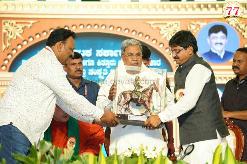 ನಾನು ಸಂಗೊಳ್ಳಿ ರಾಯಣ್ಣ-ಕಿತ್ತೂರು ಚನ್ನಮ್ಮನ ಅಭಿಮಾನಿ: ಸಿಎಂ ಸಿದ್ದರಾಮಯ್ಯ ನಾನು ಸಂಗೊಳ್ಳಿ ರಾಯಣ್ಣ-ಕಿತ್ತೂರು ಚನ್ನಮ್ಮನ ಅಭಿಮಾನಿ: ಸಿಎಂ ಸಿದ್ದರಾಮಯ್ಯ