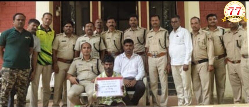 ಶ್ರೀಗಂಧ ಮರ ಕಡಿದು ಒಯ್ಯುತ್ತಿದ್ದ ವ್ಯಕ್ತಿಯ ಬಂಧನ : ಜೈಲಿಗೆ ರವಾನೆ ಶ್ರೀಗಂಧ ಮರ ಕಡಿದು ಒಯ್ಯುತ್ತಿದ್ದ ವ್ಯಕ್ತಿಯ ಬಂಧನ : ಜೈಲಿಗೆ ರವಾನೆ