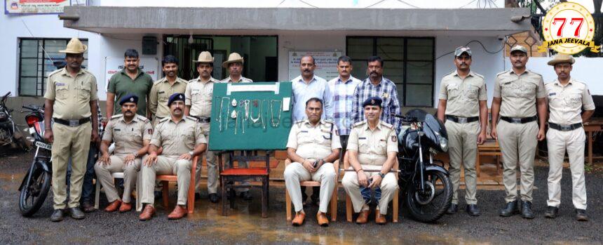 ಹುದಲಿ,ಮೋದಗಾ,ಹೊನ್ನಿಹಾಳ, ಖನಗಾಂವ ಗ್ರಾಮಗಳಲ್ಲಿ ಕಳ್ಳತನ ಮಾಡುತಿದ್ದ ಕಿಲಾಡಿ ಕಳ್ಳನನ್ನು ಹಿಡಿದ ಮಾರಿಹಾಳ ಪೊಲೀಸರು..! ಹುದಲಿ,ಮೋದಗಾ,ಹೊನ್ನಿಹಾಳ, ಖನಗಾಂವ ಗ್ರಾಮಗಳಲ್ಲಿ ಕಳ್ಳತನ ಮಾಡುತಿದ್ದ ಕಿಲಾಡಿ ಕಳ್ಳನನ್ನು ಹಿಡಿದ ಮಾರಿಹಾಳ ಪೊಲೀಸರು..!
