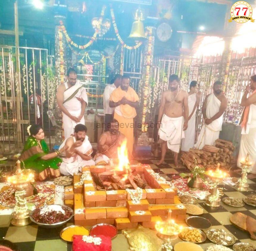 ಸುಳೇಭಾವಿ ಮಹಾಲಕ್ಷ್ಮಿ ದೇವಿ ಮಂದಿರದಲ್ಲಿ ವಿಶೇಷ ಹೋಮ ಸುಳೇಭಾವಿ ಮಹಾಲಕ್ಷ್ಮಿ ದೇವಿ ಮಂದಿರದಲ್ಲಿ ವಿಶೇಷ ಹೋಮ