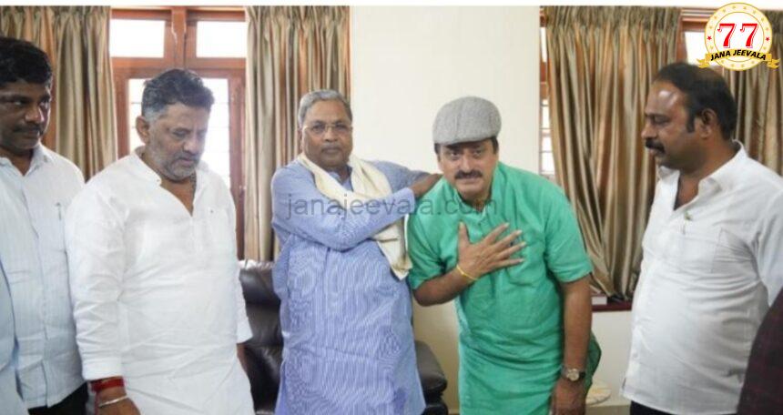 ಮಗದೊಮ್ಮೆ ಪಕ್ಷಾಂತರ : ಸಿಎಂ ಭೇಟಿಯಾಗಿ ಆಶೀರ್ವಾದ ಪಡೆದ ಸೈನಿಕ ಮಗದೊಮ್ಮೆ ಪಕ್ಷಾಂತರ : ಸಿಎಂ ಭೇಟಿಯಾಗಿ ಆಶೀರ್ವಾದ ಪಡೆದ ಸೈನಿಕ