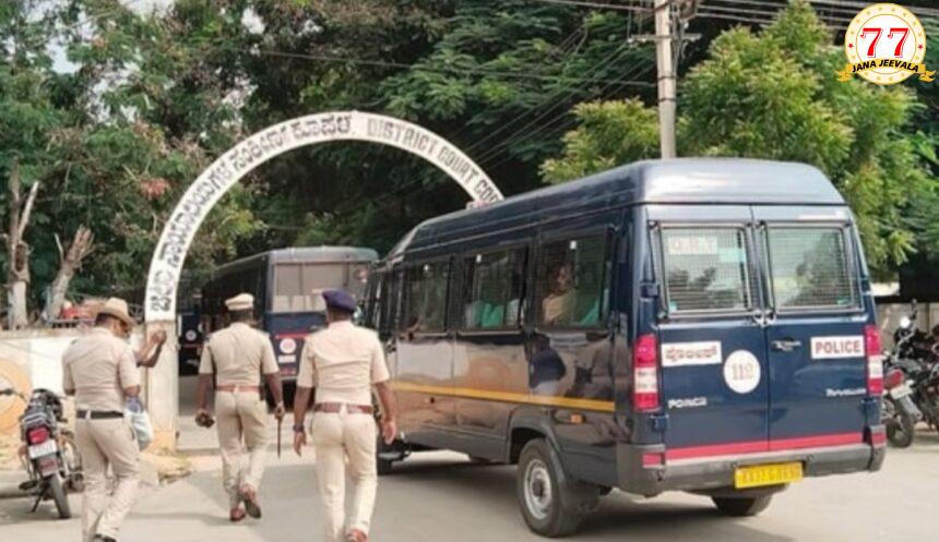 ಮರಕುಂಬಿ : ಒಂದೇ ಸಲ ಬರೋಬ್ಬರಿ 98 ಅಪರಾಧಿಗಳಿಗೆ ಜೀವಾವಧಿ ಶಿಕ್ಷೆ ಪ್ರಕಟ ಮರಕುಂಬಿ : ಒಂದೇ ಸಲ ಬರೋಬ್ಬರಿ 98 ಅಪರಾಧಿಗಳಿಗೆ ಜೀವಾವಧಿ ಶಿಕ್ಷೆ ಪ್ರಕಟ