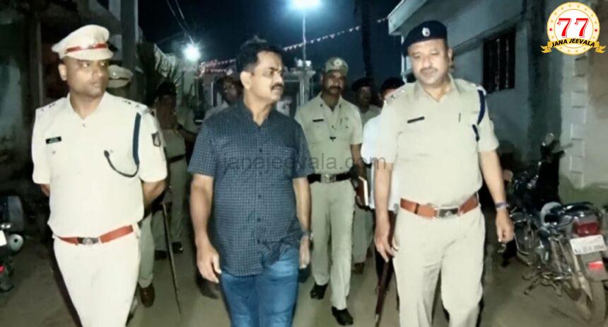 ವಕ್ಫ್ ಗಲಾಟೆ : ಕಡಕೋಳದಲ್ಲಿ ಕಲ್ಲು ತೂರಾಟ ವಕ್ಫ್ ಗಲಾಟೆ : ಕಡಕೋಳದಲ್ಲಿ ಕಲ್ಲು ತೂರಾಟ