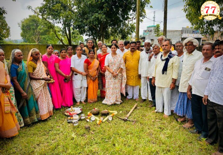 ಅಭಿವೃದ್ಧಿ ಕೆಲಸಕ್ಕೆ ತಕ್ಕಂತೆ ಬೆಂಬಲಕ್ಕೆ ನಿಲ್ಲಿ : ಸಚಿವೆ ಲಕ್ಷ್ಮೀ ಹೆಬ್ಬಾಳಕರ್ ಮನವಿ -ರಸ್ತೆ ಅಭಿವೃದ್ಧಿ, ಸಾಂಸ್ಕೃತಿಕ ಭವನ, ಅಂಗನವಾಡಿ ಕಟ್ಟಡ ನಿರ್ಮಾಣಕ್ಕೆ ಭೂಮಿ ಪೂಜೆ