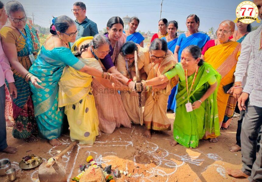 ಶಾಲಾ ಕೊಠಡಿ ನಿರ್ಮಾಣಕ್ಕೆ ಸಚಿವೆ ಲಕ್ಷ್ಮೀ ಹೆಬ್ಬಾಳಕರ್ ಭೂಮಿ ಪೂಜೆ  : ಮಕ್ಕಳ ವಿದ್ಯಾಭ್ಯಾಸ ಮೊಟಕಾಗದಂತೆ ನೋಡಿಕೊಳ್ಳಿ ಎಂದು ಕರೆ ನೀಡಿದ ಸಚಿವರು