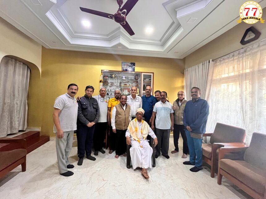 ಮರಾಠಾ ಬ್ಯಾಂಕ್ ಅಧ್ಯಕ್ಷರಾಗಿ ಆಯ್ಕೆಯಾದ ಬಾಳಾರಾಮ ಪಾಟೀಲರನ್ನು ಹ್ಯಾಪಿ ವಾಕರ್ಸ್ ವಾಯುವಿಹಾರಿ ಬಳಗದಿಂದ ಆತ್ಮೀಯ ಸತ್ಕಾರ ಮರಾಠಾ ಬ್ಯಾಂಕ್ ಅಧ್ಯಕ್ಷರಾಗಿ ಆಯ್ಕೆಯಾದ ಬಾಳಾರಾಮ ಪಾಟೀಲರನ್ನು ಹ್ಯಾಪಿ ವಾಕರ್ಸ್ ವಾಯುವಿಹಾರಿ ಬಳಗದಿಂದ ಆತ್ಮೀಯ ಸತ್ಕಾರ