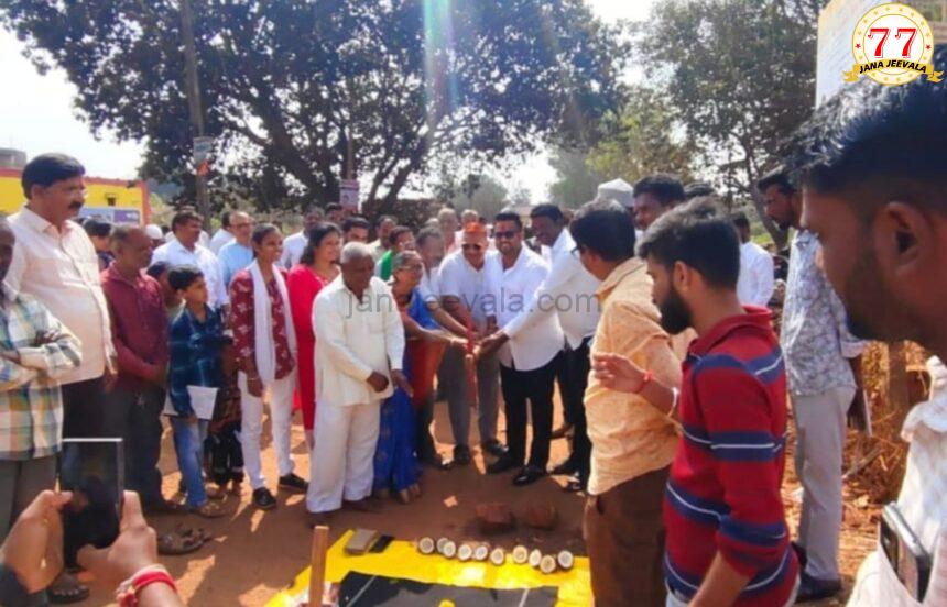 ಮಾರಿಹಾಳದಿಂದ ತುಮ್ಮರಗುದ್ದಿ ರಸ್ತೆ ಕಾಮಗಾರಿಗೆ ಚಾಲನೆ