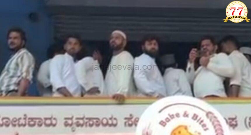 ಬೀದರನಂತೆ ಮಂಗಳೂರಲ್ಲೂ ದರೋಡೆ: ಬಂದೂಕು ತೋರಿಸಿ ಬ್ಯಾಂಕ್ನಿಂದ ಚಿನ್ನ- ನಗದು ದರೋಡೆ ಬೀದರನಂತೆ ಮಂಗಳೂರಲ್ಲೂ ದರೋಡೆ: ಬಂದೂಕು ತೋರಿಸಿ ಬ್ಯಾಂಕ್ನಿಂದ ಚಿನ್ನ- ನಗದು ದರೋಡೆ