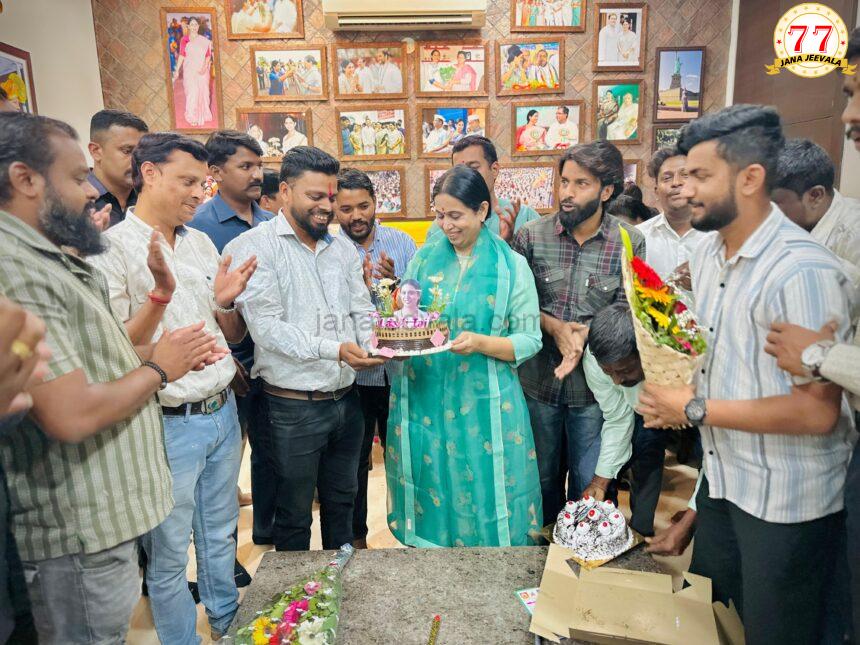 ಎರಡು ವಾರಗಳಲ್ಲಿ ಸಾರ್ವಜನಿಕ ಜೀವನಕ್ಕೆ ವಾಪಸ್: ಸಚಿವೆ ಲಕ್ಷ್ಮೀ ಹೆಬ್ಬಾಳಕರ್: ಕಳೆದ ಒಂದು ತಿಂಗಳು ತುಂಬಾ ಕಷ್ಟಕರವಾಗಿತ್ತು ಎರಡು ವಾರಗಳಲ್ಲಿ ಸಾರ್ವಜನಿಕ ಜೀವನಕ್ಕೆ ವಾಪಸ್: ಸಚಿವೆ ಲಕ್ಷ್ಮೀ ಹೆಬ್ಬಾಳಕರ್: ಕಳೆದ ಒಂದು ತಿಂಗಳು ತುಂಬಾ ಕಷ್ಟಕರವಾಗಿತ್ತು