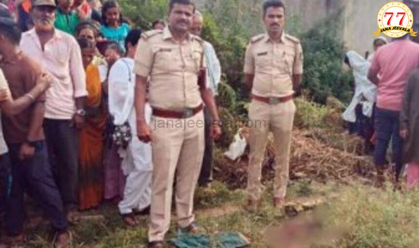 ಚನ್ನಮ್ಮನ ಕಿತ್ತೂರು: ನವಜಾತ ಹಸುಗೂಸು ಪತ್ತೆ… ನಾಯಿ, ಹಂದಿ ದಾಳಿ ಮಾಡಿರುವ ಶಂಕೆ   ಮರಿಯಮ್ಮನ ಗುಡಿ ಓಣಿಯ ಬಳಿ ನವಜಾತ ಹೆಣ್ಣು ಹಸುಗೂಸು ಪತ್ತೆ ಚನ್ನಮ್ಮನ ಕಿತ್ತೂರು: ನವಜಾತ ಹಸುಗೂಸು ಪತ್ತೆ… ನಾಯಿ, ಹಂದಿ ದಾಳಿ ಮಾಡಿರುವ ಶಂಕೆ   ಮರಿಯಮ್ಮನ ಗುಡಿ ಓಣಿಯ ಬಳಿ ನವಜಾತ ಹೆಣ್ಣು ಹಸುಗೂಸು ಪತ್ತೆ