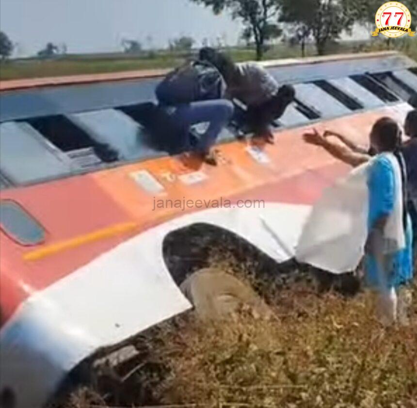 ಚಾಲಕನ ನಿಯಂತ್ರಣ ತಪ್ಪಿ ಬಸ್ ಪಲ್ಟಿ: ಹಲವರಿಗೆ ಗಾಯ ಚಾಲಕನ ನಿಯಂತ್ರಣ ತಪ್ಪಿ ಬಸ್ ಪಲ್ಟಿ: ಹಲವರಿಗೆ ಗಾಯ