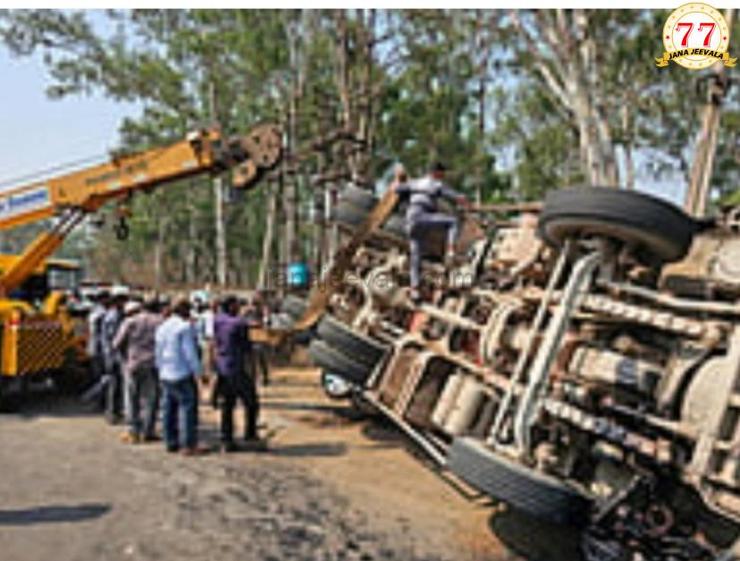 ಬೆಳಗಾವಿಯಲ್ಲಿ ಕಾರಿನ ಮೇಲೆ ಬಿದ್ದ ಲಾರಿ ಬೆಳಗಾವಿಯಲ್ಲಿ ಕಾರಿನ ಮೇಲೆ ಬಿದ್ದ ಲಾರಿ