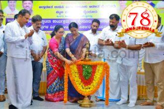ಇಂದಿರಾ ಕ್ಯಾಂಟೀನ್ ಉದ್ಘಾಟಿಸಿದ ಸಚಿವೆ ಹೆಬ್ಬಾಳ್ಕರ್: ಹಕ್ಕು ಪತ್ರ ವಿತರಣೆ