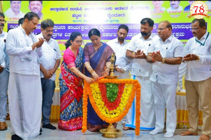 ಇಂದಿರಾ ಕ್ಯಾಂಟೀನ್ ಉದ್ಘಾಟಿಸಿದ ಸಚಿವೆ ಹೆಬ್ಬಾಳ್ಕರ್: ಹಕ್ಕು ಪತ್ರ ವಿತರಣೆ