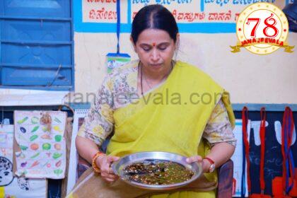 ಅಂಗನವಾಡಿ ಕೇಂದ್ರ, ಬಾಲಕಿಯರ ಬಾಲಮಂದಿರಕ್ಕೆ ದಿಢೀರ್ ಭೇಟಿ ನೀಡಿದ ಸಚಿವೆ ಲಕ್ಷ್ಮೀ ಹೆಬ್ಬಾಳಕರ್..ಮಕ್ಕಳ ಯೋಗ ಕ್ಷೇಮ ವಿಚಾರಿಸಿದ ಸಚಿವರು
