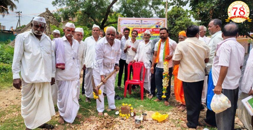 ಬಸ್ ಪ್ರಯಾಣಿಕರ ತಂಗುದಾನ ಮತ್ತು ಸಮುದಾಯ ಭವನ ಕಾಮಗಾರಿಗಳಿಗೆ ಭೂಮಿ ಪೂಜೆ ನೆರವೇರಿಸಿದ ಈರಣ್ಣ ಕಡಾಡಿ