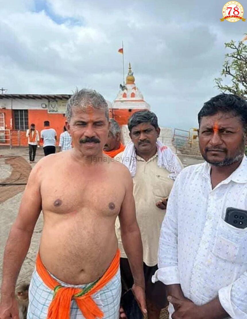 102KG ಭಾರದ ಜೋಳದ ಚೀಲ ಹೊತ್ತು ಅಂಜನಾದ್ರಿ ಬೆಟ್ಟ ಏರಿದ 61ರ ಭಕ್ತ